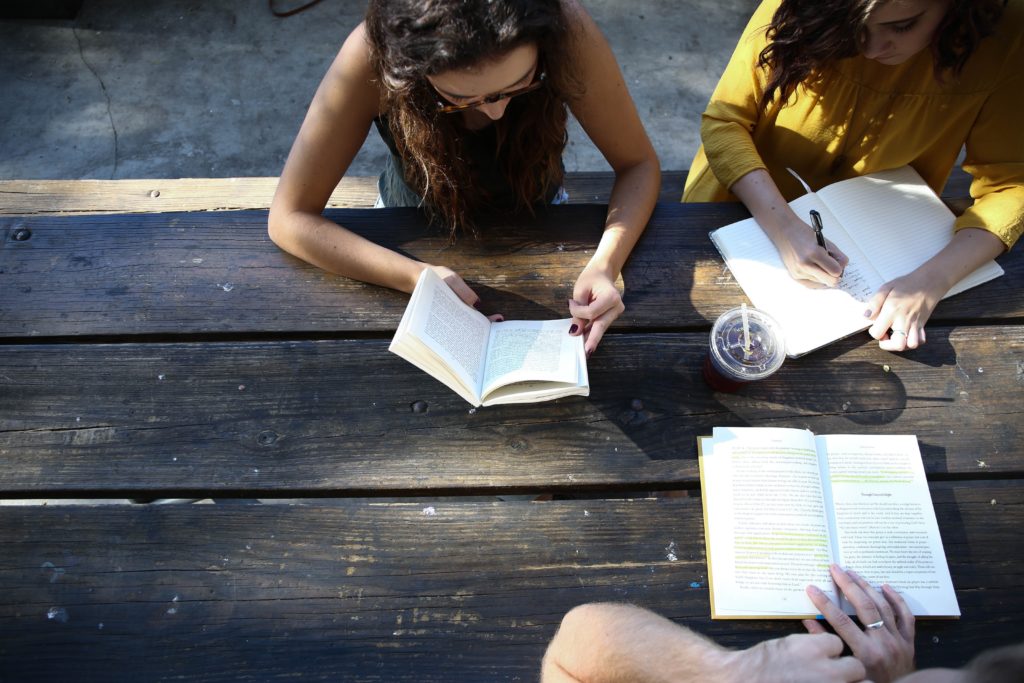 travail de groupe coaching bien-être etat d'esprit amour de soi introspection atelier